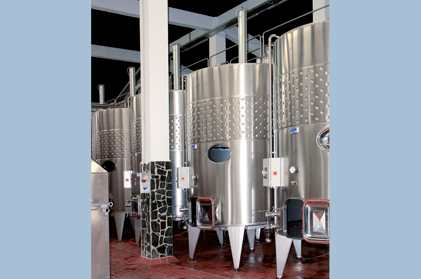Fermenters with pneumatic cylinder 