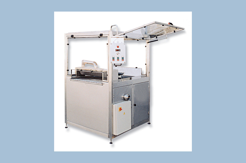 Machines for daubing chocolate products